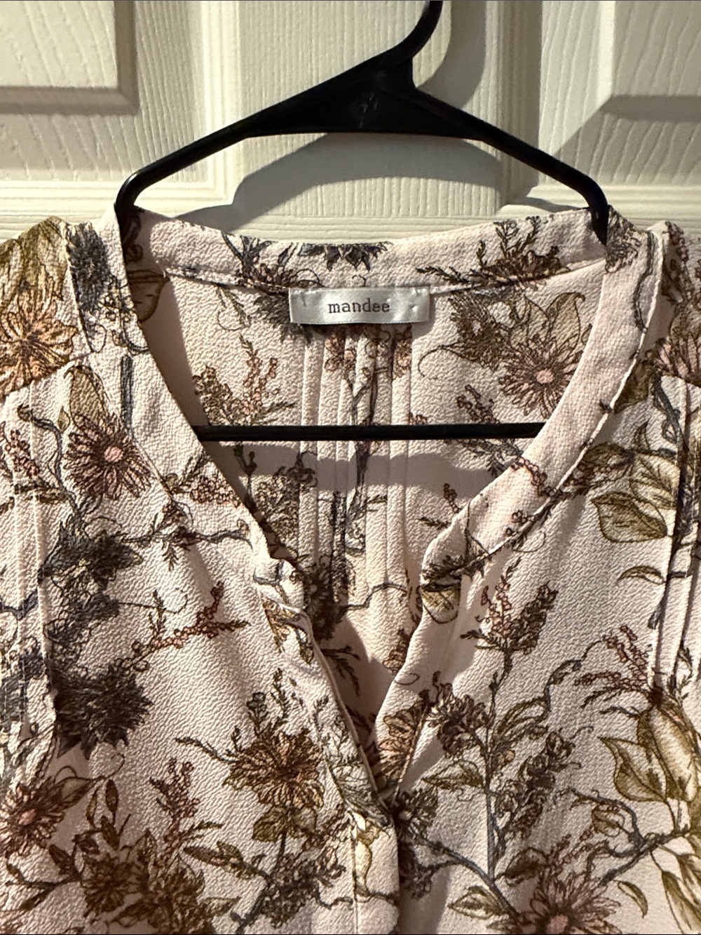 79 -  Pale Pink Floral Sleeveless V-Neck Blouse - Picture 4 of 8